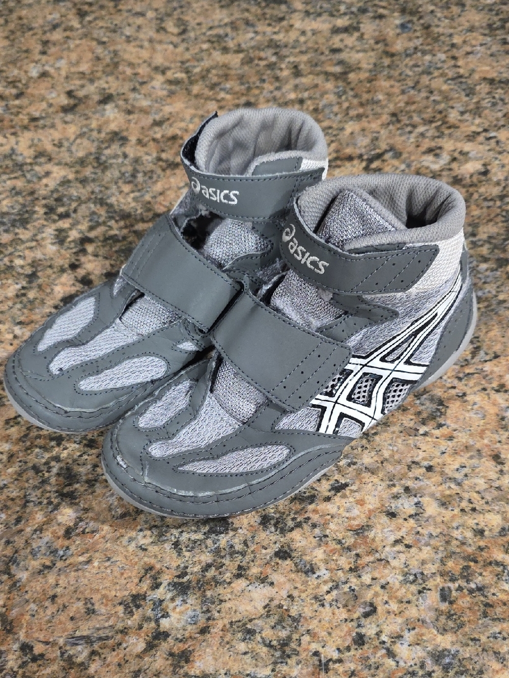 Asics Kids Gray and White Velcro High-Top Wrestling Shoes Size 2Y